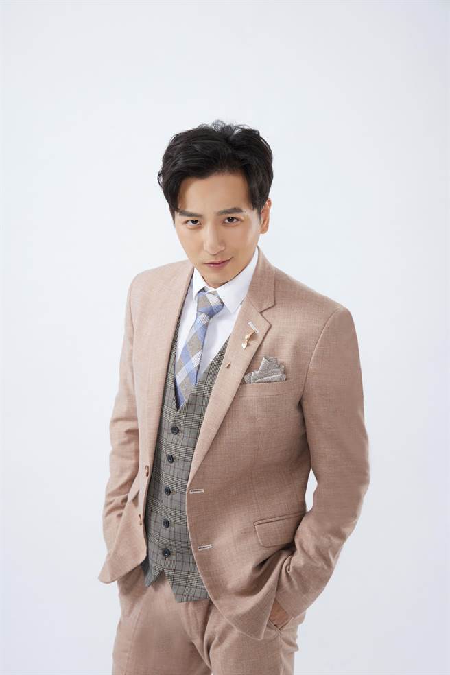 楊奇煜在全新音樂劇成了詐騙公司老闆。（果陀劇場提供）