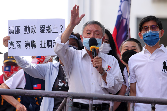 中華民國八百壯士捍衛中華協會發起「聲援全民行動，打倒貪腐官員，清算陳時中，公審食藥署」活動，前衛生署長楊志良（中）到場聲援，抗議政府瀆職、貪腐，甚至直指政客草菅人命，造成無辜民眾提前失去生命。（黃世麒攝）