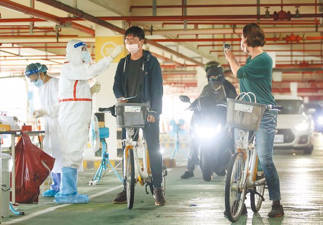台北市在木柵機廠停車場增設的「防疫急門診」車來速，還有民眾騎腳踏車來。（資料照／范揚光攝）
