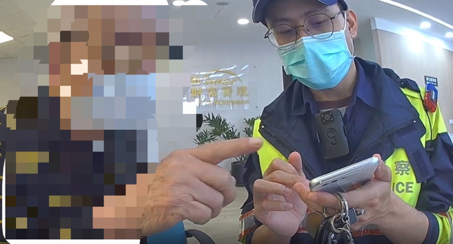 8旬老翁網戀險暈船，急匯錢給「女友」，幸經行員發現後報警，警員苦勸後成功阻詐。(林口分局提供)