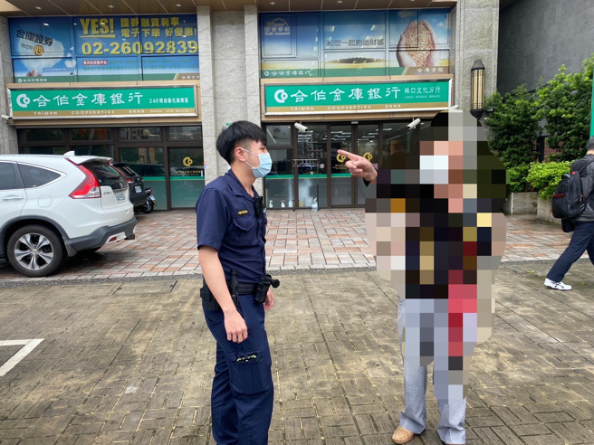 8旬老翁網戀險暈船，急匯錢給「女友」，幸經行員發現後報警，警員苦勸後成功阻詐。(林口分局提供)