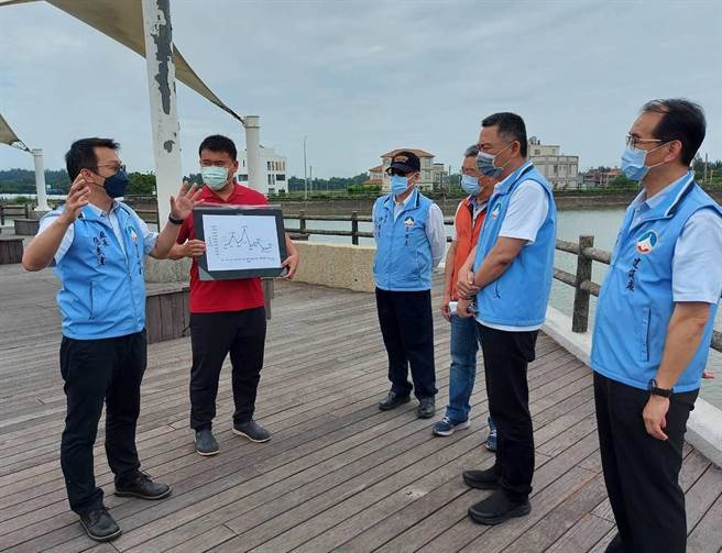 杨镇浯县长视察湖库农塘听取自来水厂长张武达（左）的水情简报。（金门县自来水厂提供）