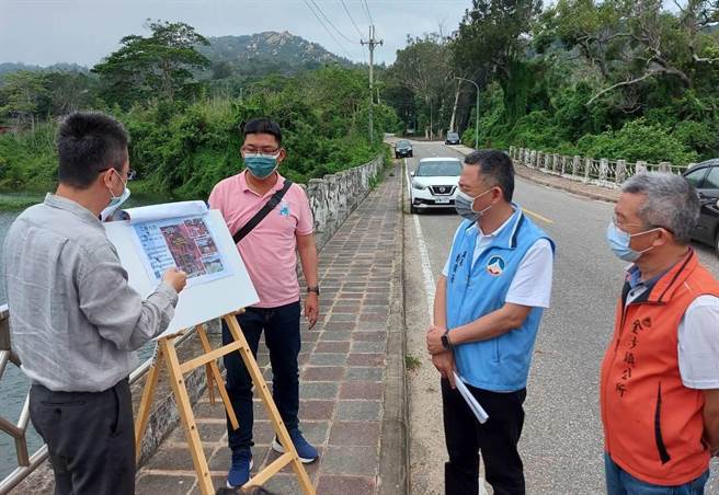 杨镇浯县长偕金沙镇长吴有家（右）视察湖库农塘蓄水现况。（金门县自来水厂提供）