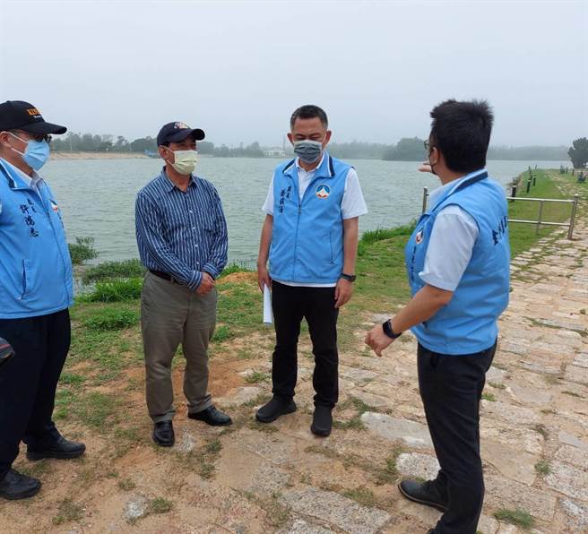 杨镇浯县长偕金湖镇长陈文顾（左二）视察太湖蓄水现况。（金门县自来水厂提供）