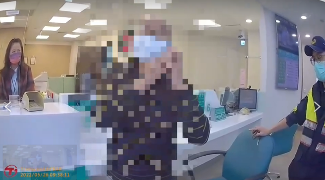 8旬老翁網戀險暈船，急匯錢給「女友」，幸經行員發現後報警，警員苦勸後成功阻詐。(林口分局提供)