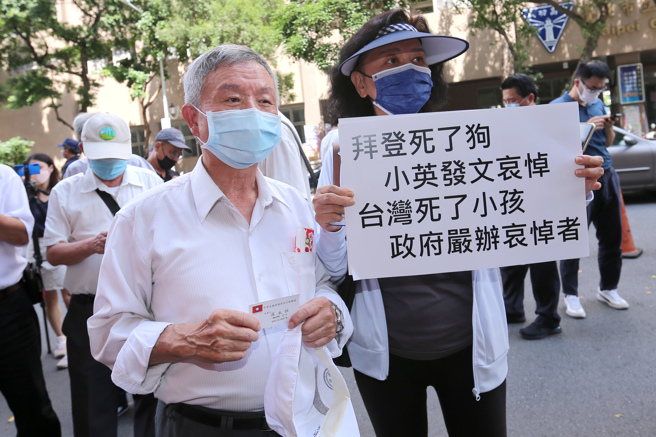 中華民國八百壯士捍衛中華協會發起「聲援全民行動，打倒貪腐官員，清算陳時中，公審食藥署」活動，前衛生署長楊志良（左）、前新聞局長鍾琴（右）到場聲援。（黃世麒攝）