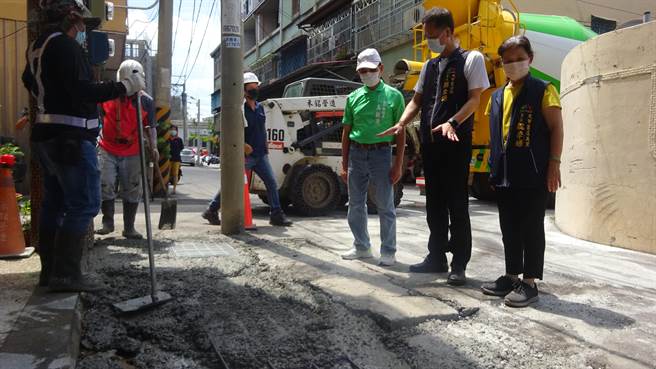 市議員吳敏濟2日邀集各單位到場會勘，積極為民眾解決問題。（市議員吳敏濟提供）