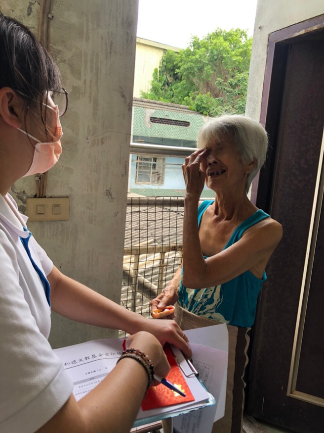 基金会到关怀户刘大姐家发放急难救助金。顶新和德文教基金会提供