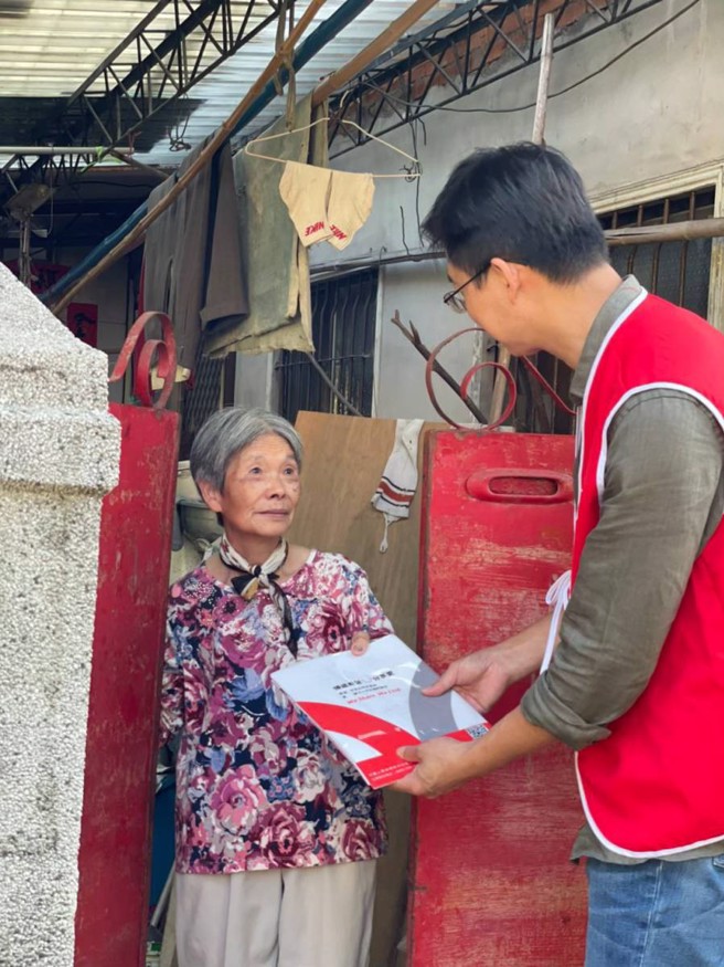 中寿强化对高龄长者与保户的关怀与服务，承诺与高龄者相伴同行，实践高龄金融友善。/中国人寿提供