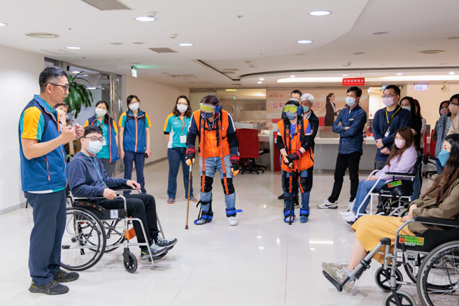 中寿主管与同仁设身处地、亲身体验同理高龄身障者所面临的障碍，加深优化金融友善服务与无障碍空间设计的决心。/中国人寿提供