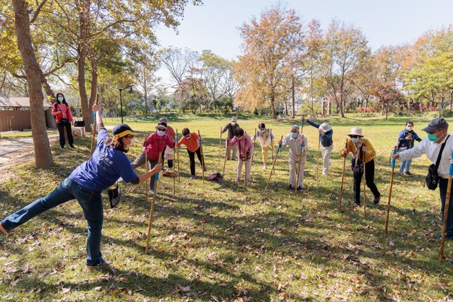 中寿以实际行动陪伴高龄与身障族群，让长者们透过旅游促进健康与社交的机会。/中国人寿提供