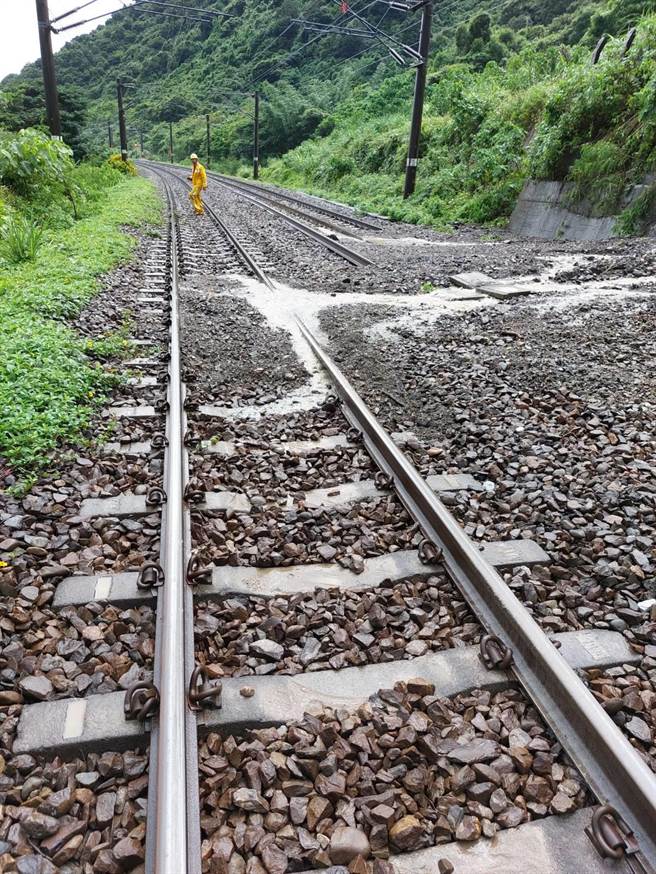 台铁宜兰线龟山站至大里站间受土石流影响，暂时维持单线双向通行。（台铁提供／李忠一宜兰传真）