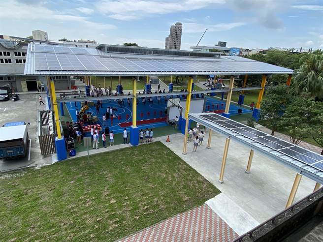 学进国小是偏大的球场，太阳能板含球场顶盖及数栋学校建筑物的顶盖，面积约700多坪，预计每年发电达428千瓦，相当于每年有38万度的电量可使用，并提供遮阳避雨及绿能发电的球场。（吴佩蓉摄）