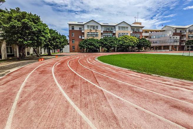 新豐國中操場跑道老舊，獲680萬元補助將重新整建。（羅浚濱攝）