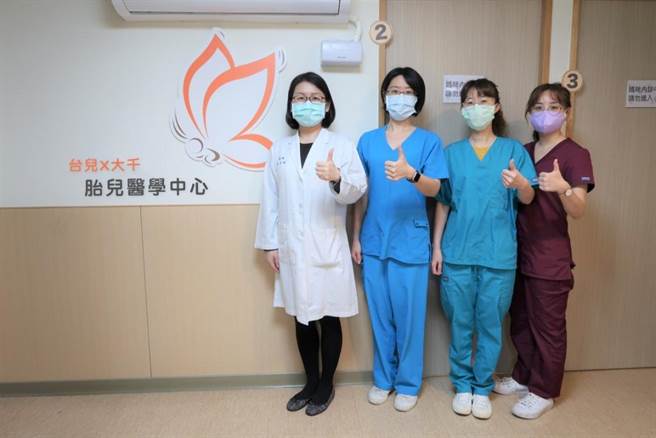 吳佩臻主任(左一)表示，胎兒醫學科幫助孕媽咪了解寶寶狀況，並協助提供專業醫療資訊。（大千醫院提供／李京昇苗栗傳真）
