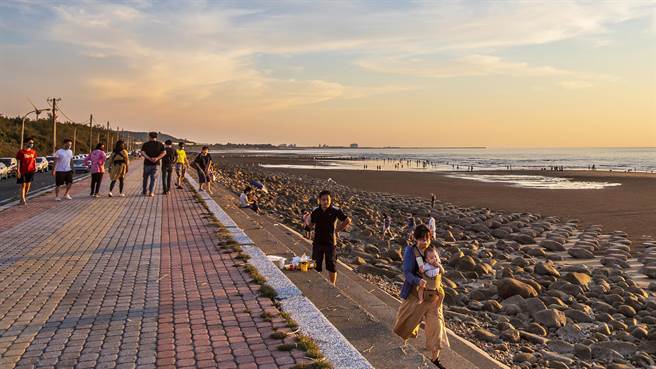 新豐紅樹林4日「無塑藍海」淨灘，在觀海大道的沙灘將分2區，由一般志工和民眾撿拾垃圾。（羅浚濱攝）