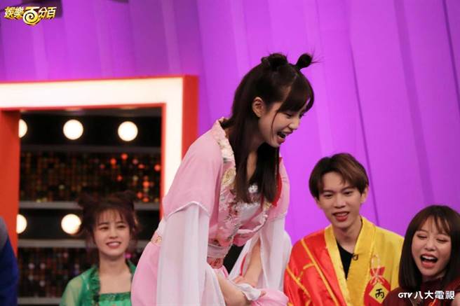 荳荳在《娱乐百分百》中扮演嫦娥。（八大提供）