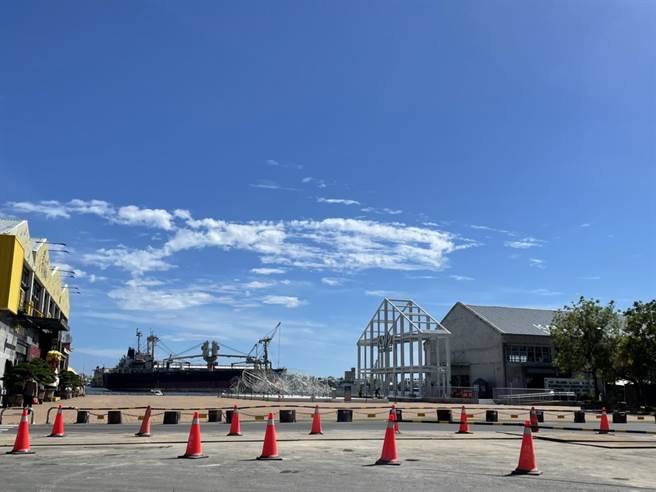 该船就停靠在栈贰库前方水域。（洪靖宜摄）