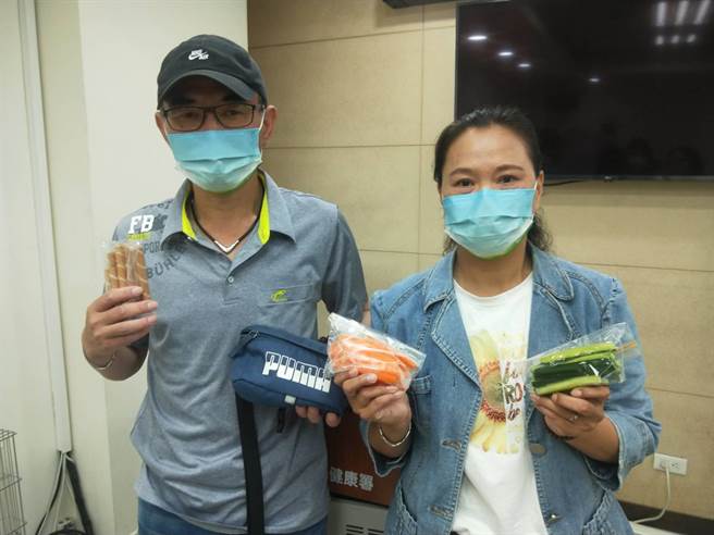 在戒菸专线人员提点下，阿汉（左）尝试以零食取代香菸，正好符合全胃切除的热量需求，太太（右）更发挥巧思，每天帮先生准备各式蔬菜条取代香菸，还兼顾营养需求。（王家瑜摄）