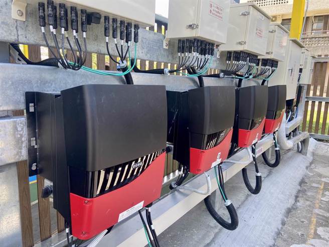 绿能公司业者表示，学进国小是偏大的球场，太阳能板含球场顶盖及数栋学校建筑物的顶盖，面积约700多坪，总经费约3千万元，预计每年发电达428千瓦，相当于每年有38万度的电量可使用。（吴佩蓉摄）