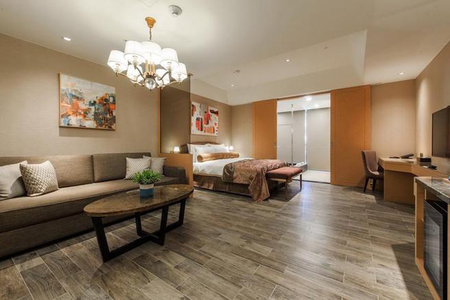 （天成饭店集团旗下六馆推出「无敌星 安心游」住房专案，图为瑞穗天合国际观光酒店城堡精致客房。图／天成饭店集团提供）