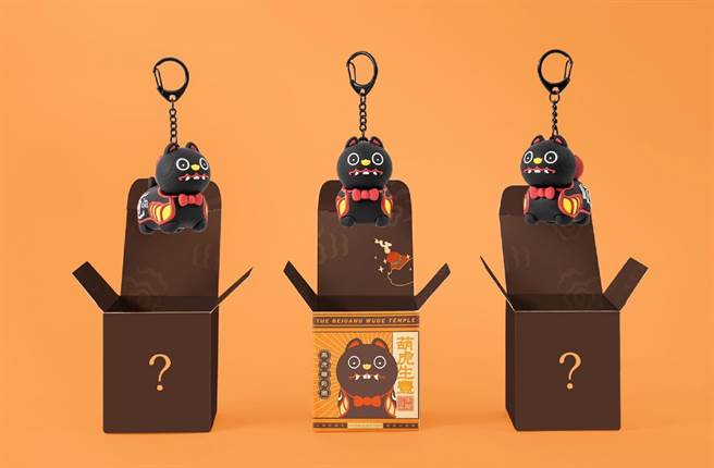 疫情期間不忘求財，雲林縣北港武德宮「黑虎立體造型悠遊卡」引搶購。（北港武德宮提供／張朝欣雲林傳真）