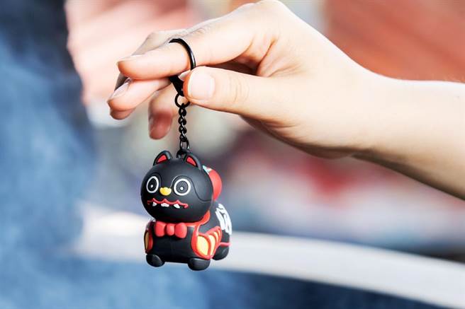 疫情期間不忘求財，雲林縣北港武德宮「黑虎立體造型悠遊卡」引搶購。（北港武德宮提供／張朝欣雲林傳真）