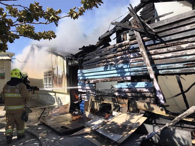 高雄市永安区永华路1间民宅于今天下午2时发生火警，，现场发现1名79岁男性焦尸，已明显死亡未送医，并交由员警处理。(警消提供／林雅惠高雄传真)