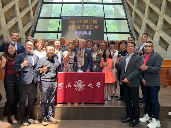 巨大集团创办人刘金标（中）今日获颁「特别终身成就奖」，巨大集团高层均到场分享喜悦！(图／巨大提供)