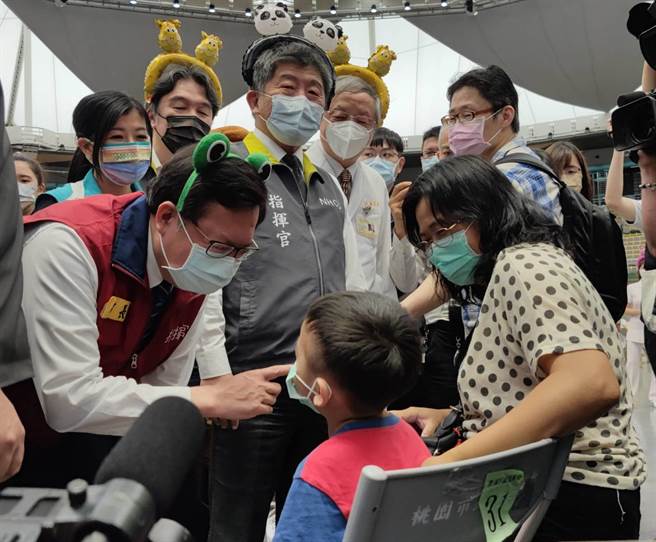 卫福部长陈时中2日和桃园市长郑文灿视察桃园儿童BNT大型接种站。（赖佑维摄）