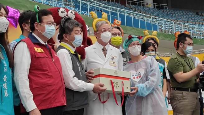 卫福部长陈时中2日和桃园市长郑文灿视察桃园儿童BNT大型接种站。（赖佑维摄）