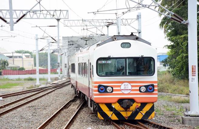 被铁道迷昵称「红斑马」的EMU1200型自强号，3月28日执行最后一趟南下与北上的运行任务后正式除役。（资料照）
