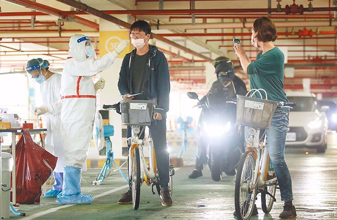 台北市在木柵機廠停車場增設的「防疫急門診」車來速，還有民眾騎腳踏車來。（資料照／范揚光攝）