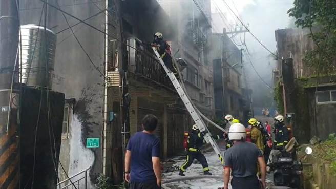 基隆市中山区一幢二层楼民宅发生大火，消防人员紧急灌救扑灭火势，幸未有人伤亡。（张志康摄）
