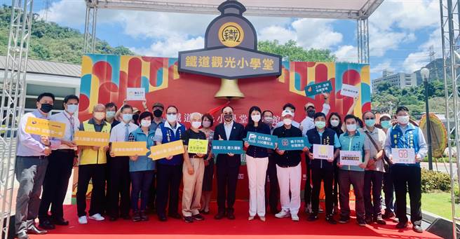 水里乡车埕国小旧校舍，变身铁道观光小学堂，2日开幕启用。（廖志晃摄）