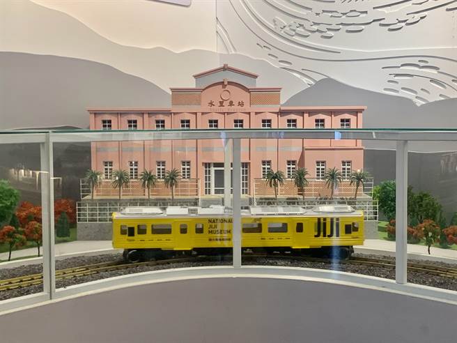 铁道展示馆的模型火车与水里火车站。（廖志晃摄）