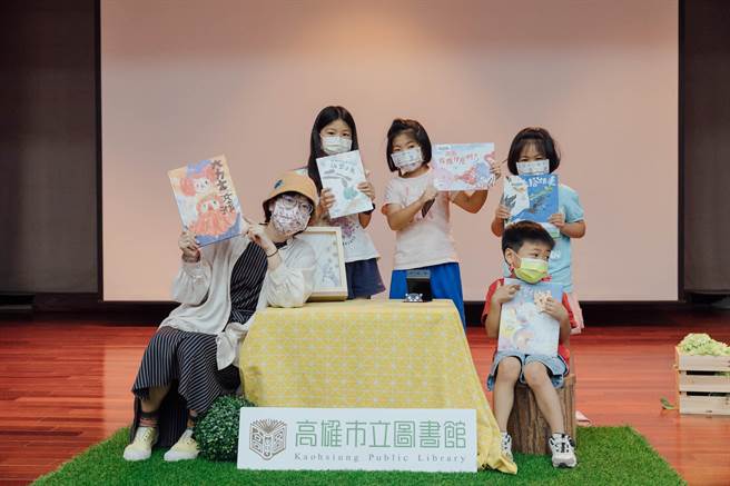 2022年台北国际书展大奖创作者猫鱼(左一)带来她的得奖作品《怪兽妈妈》至高巿图右昌分馆。(高巿图提供)
