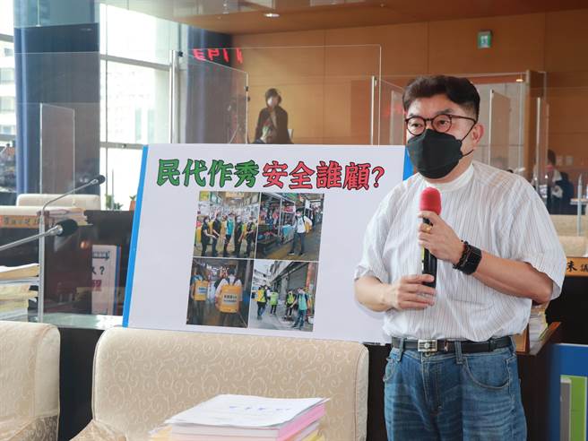 台中市议员李中说，疫情升温，许多民代参选人背着打药机在街头喷药，质疑是否符合规范。（林欣摄摄）