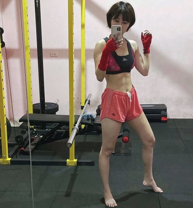 练一年泰拳的Bonbon腹肌紧实清晰，IG经常放送健身美胴照。(图/Bonbon IG)