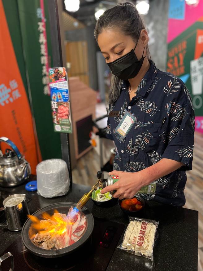 麻辣炙烧牛肉锅。（柯宗纬摄）
