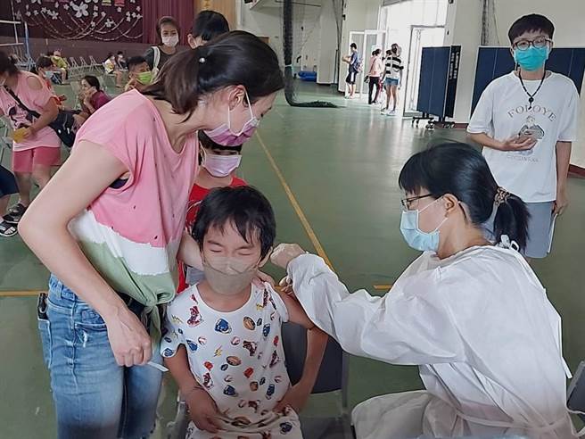截至2日，全屏东BNT儿童疫苗累计施打3万1687人，施打率达 77.8 ％。（屏县府提供／谢佳潾屏东传真）