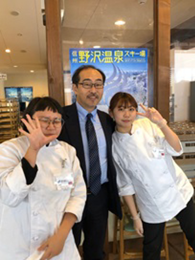 应用日语学系池田辰彰主任访视在日本野沢温泉饭台实习的学生。(图/玄奘大学提供)