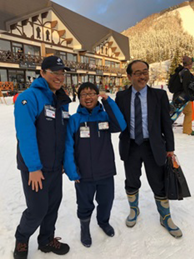 应用日语学系池田辰彰主任访视在日本滑雪场实习的学生。(图/玄奘大学提供)