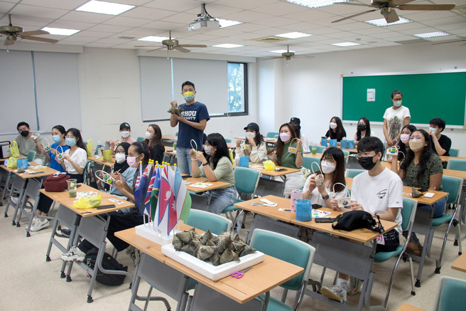 义守大学于端午节前夕，特别准备传统肉粽和安排手作杯套体验，让留在宿舍的境外生感受家的温暖。(图/义守大学提供)