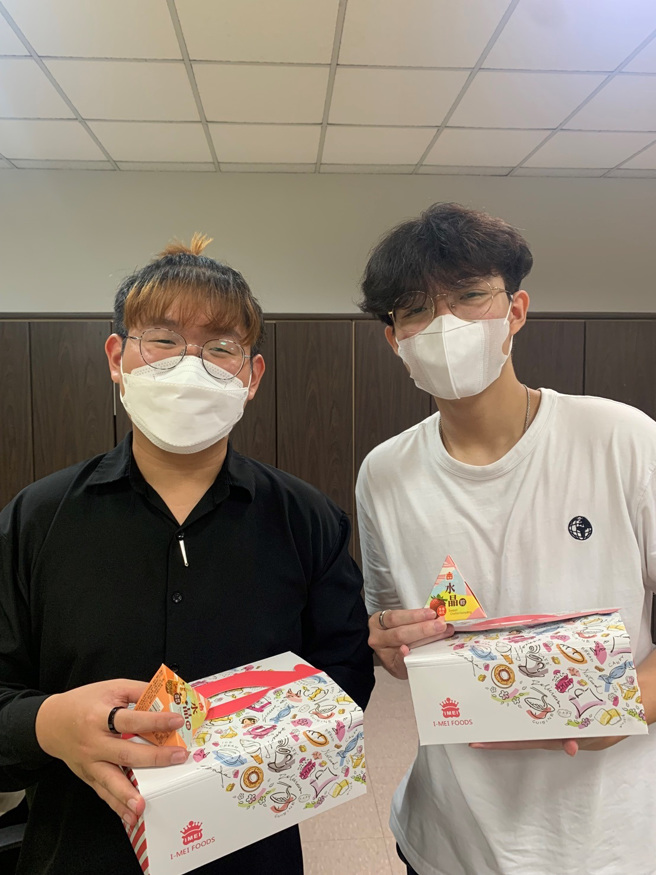 义守大学学务处准备水晶粽，让境外生吃到不一样的粽子，收到水晶粽的学子直呼很特别。(图/义守大学提供)