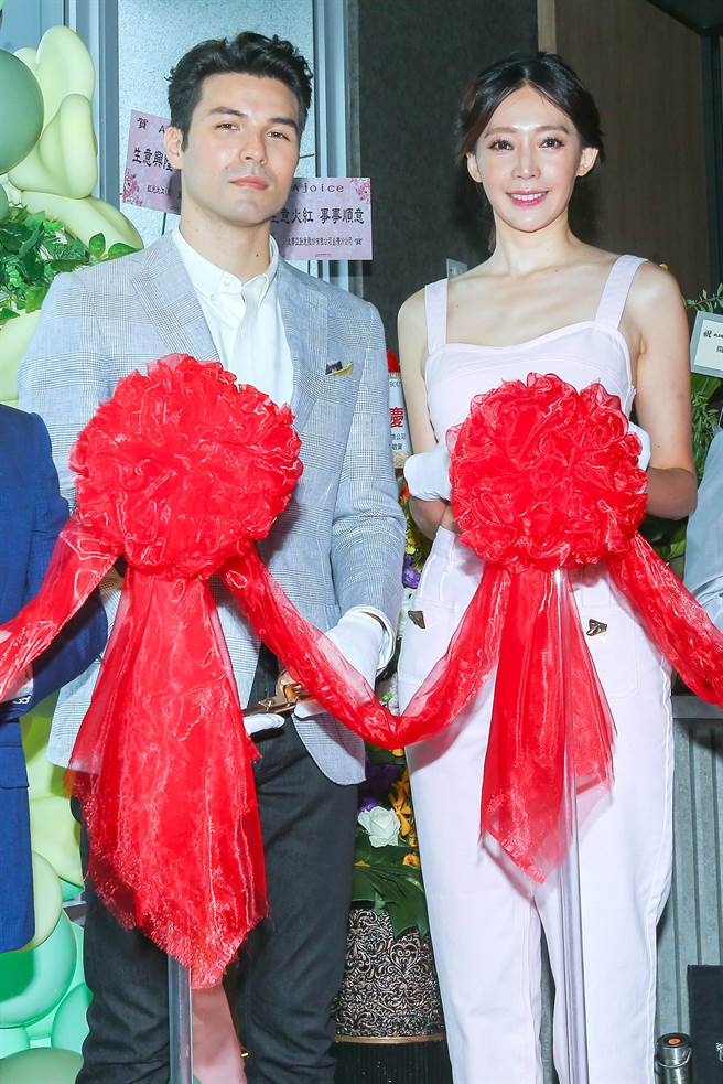 鳳小岳（左）與王心恬擔任開幕剪綵嘉賓。（粘耿豪攝）