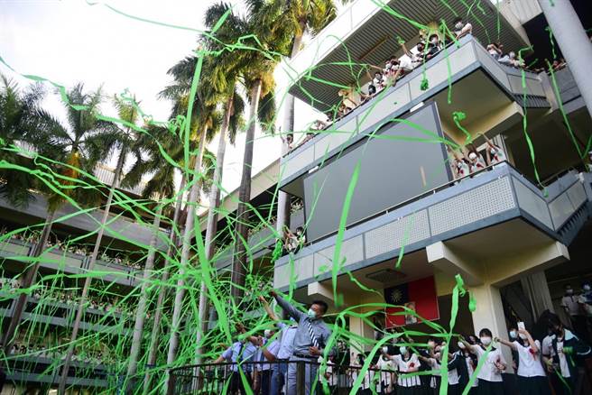 侨泰中学毕业生在教学区抛下胜利彩带，场面壮观。(校方提供／林欣仪台中传真)