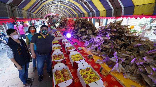 立委蔡易余（右一）今天参加观音持剪彩仪式，看到千斤鱼翅直呼「不得了」。（民眾提供／张亦惠嘉县传真）