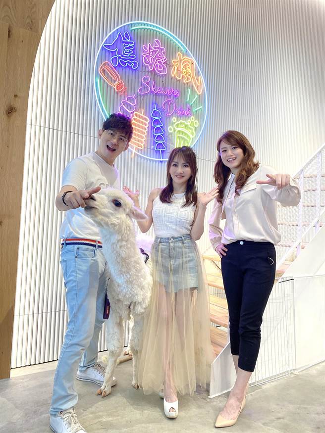 王宥忻老公翁承旭（左起）、王宥忻帶著羊駝為好友陳妍霖開店站台。（焦糖楓提供）