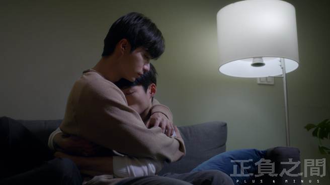 石承镐（左）、林上豪2人在床上拥抱抚慰心灵。（CATCHPLAY提供）